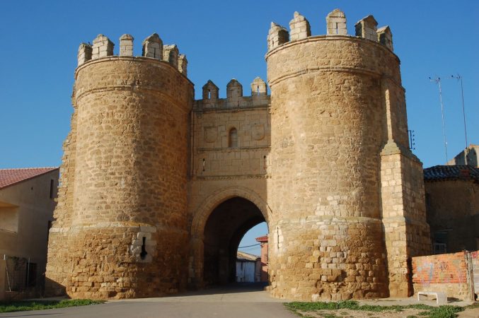 Cinco cosas que debes ver en Segovia más allá de su acueducto 84 Merca2.es Puerta de San Andrés
