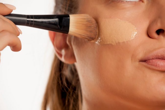 Cómo aplicar crema solar correctamente para no quemarnos 3 Merca2.es Maquillaje crema solar y crema hidratante