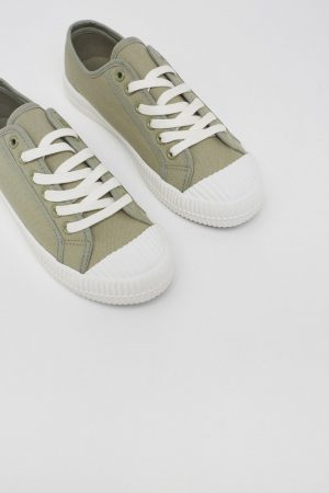 ZAPATILLA PLANA CON CIERRE DE CORDONES