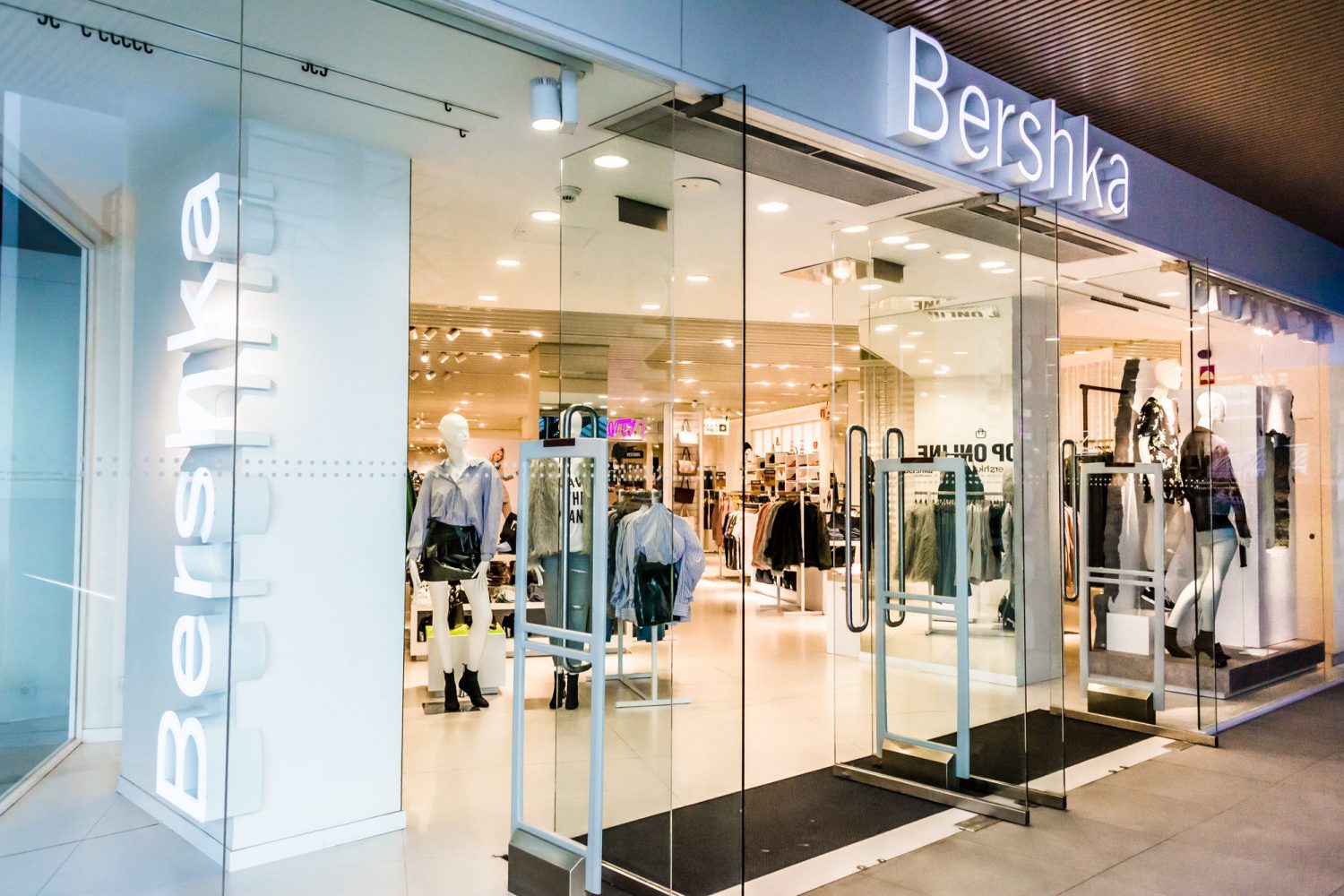 Bershka estrena sandalias y estas ocho van a llamar tu atención