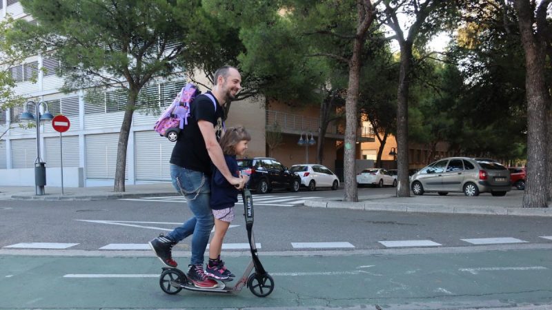 Conducir con otra persona el patinete