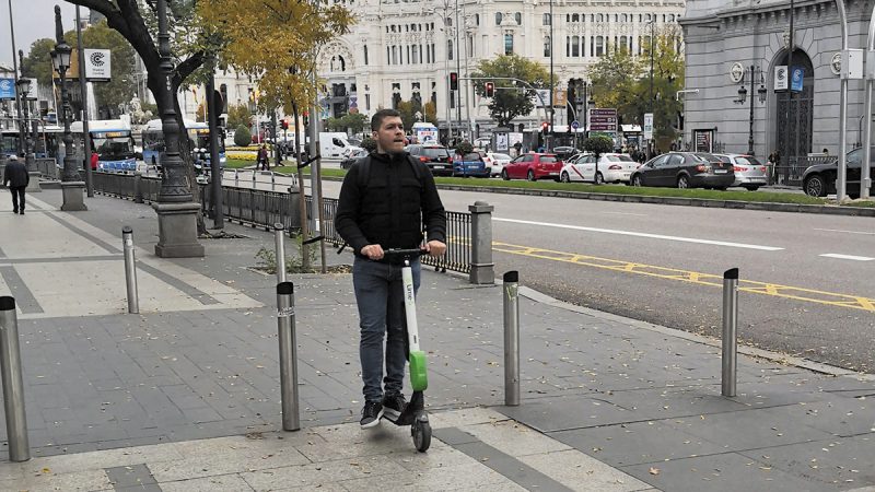 Conducir el patinete  por aceras