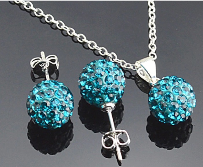 conjunto de pendientes y collar