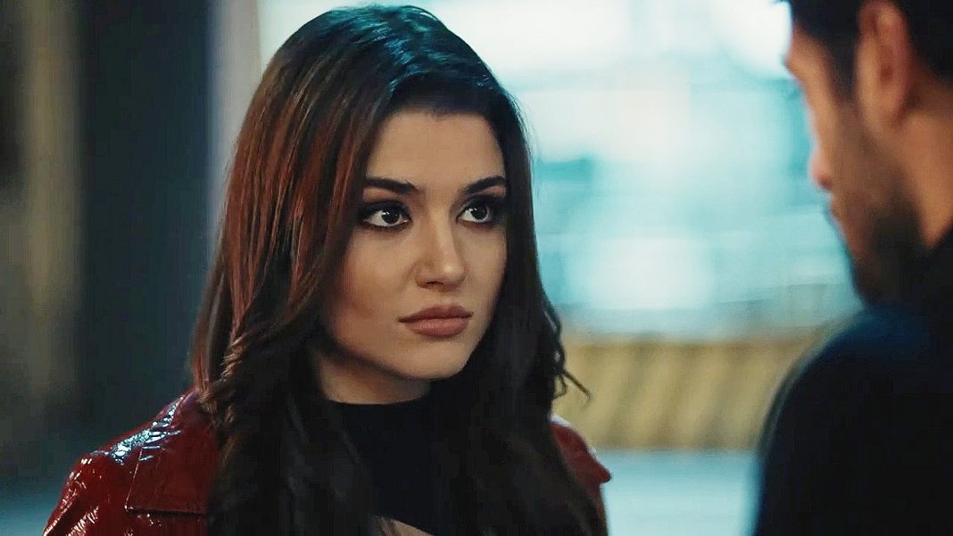 Hande Erçe Love is in the air