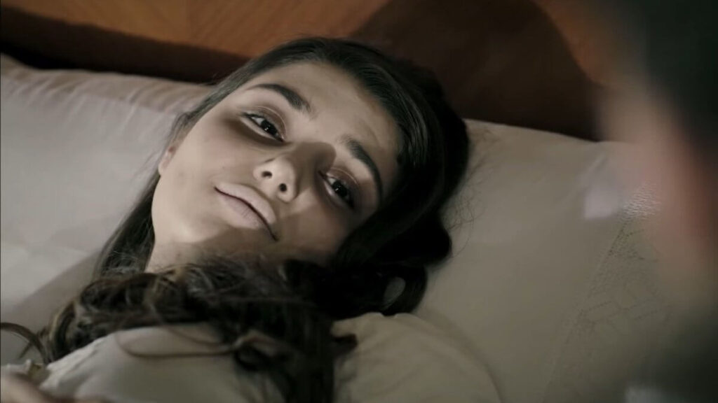 Hande Erçel de Love is in the air