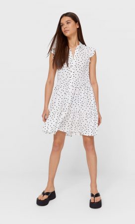 El blanco manda: 8 vestidos de Stradivarius para ser la diosa del verano 7 Merca2.es moda verano