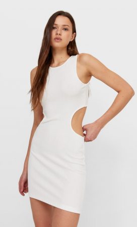 El blanco manda: 8 vestidos de Stradivarius para ser la diosa del verano 5 Merca2.es vestido blanco corto