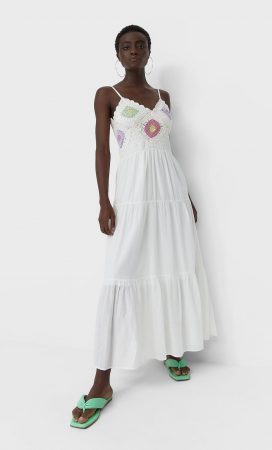 El blanco manda: 8 vestidos de Stradivarius para ser la diosa del verano 6 Merca2.es prendas de crochet
