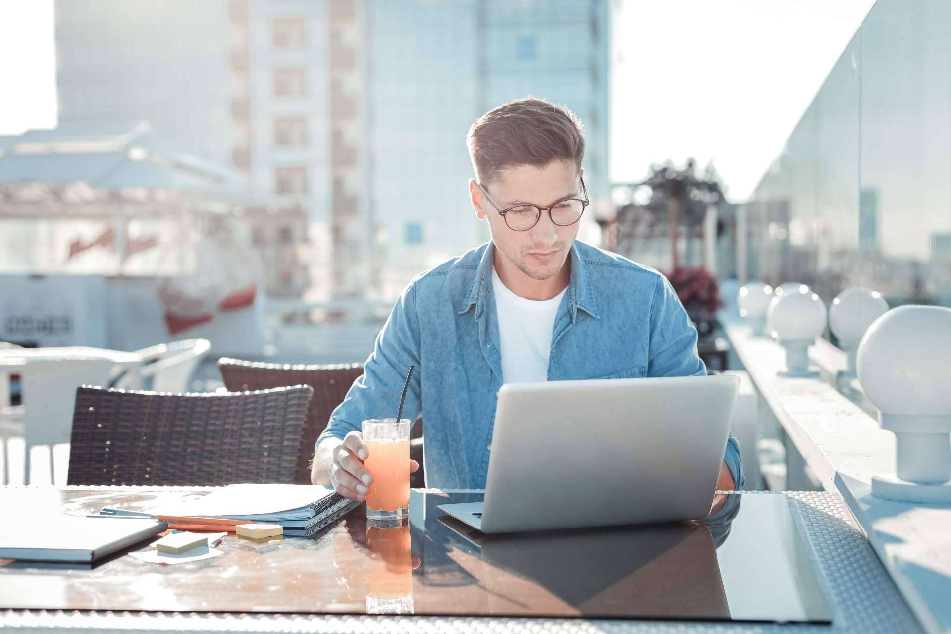 la clave definitiva para vender cursos de manera rentable es crear una academia online