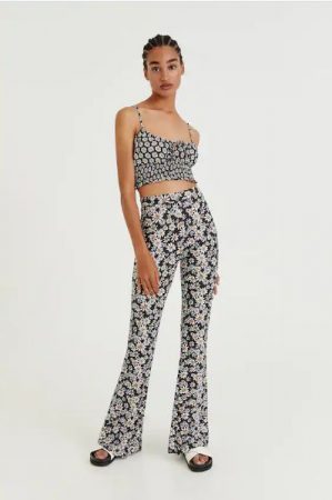 Pantalón campana margaritas Pull&Bear