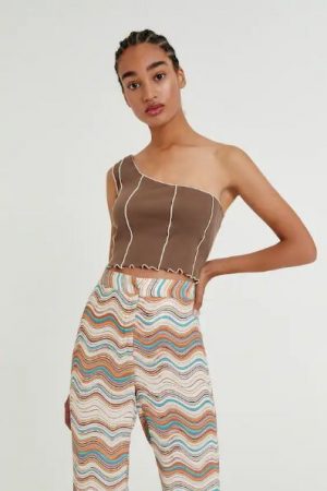 Top cropped asimétrico costuras