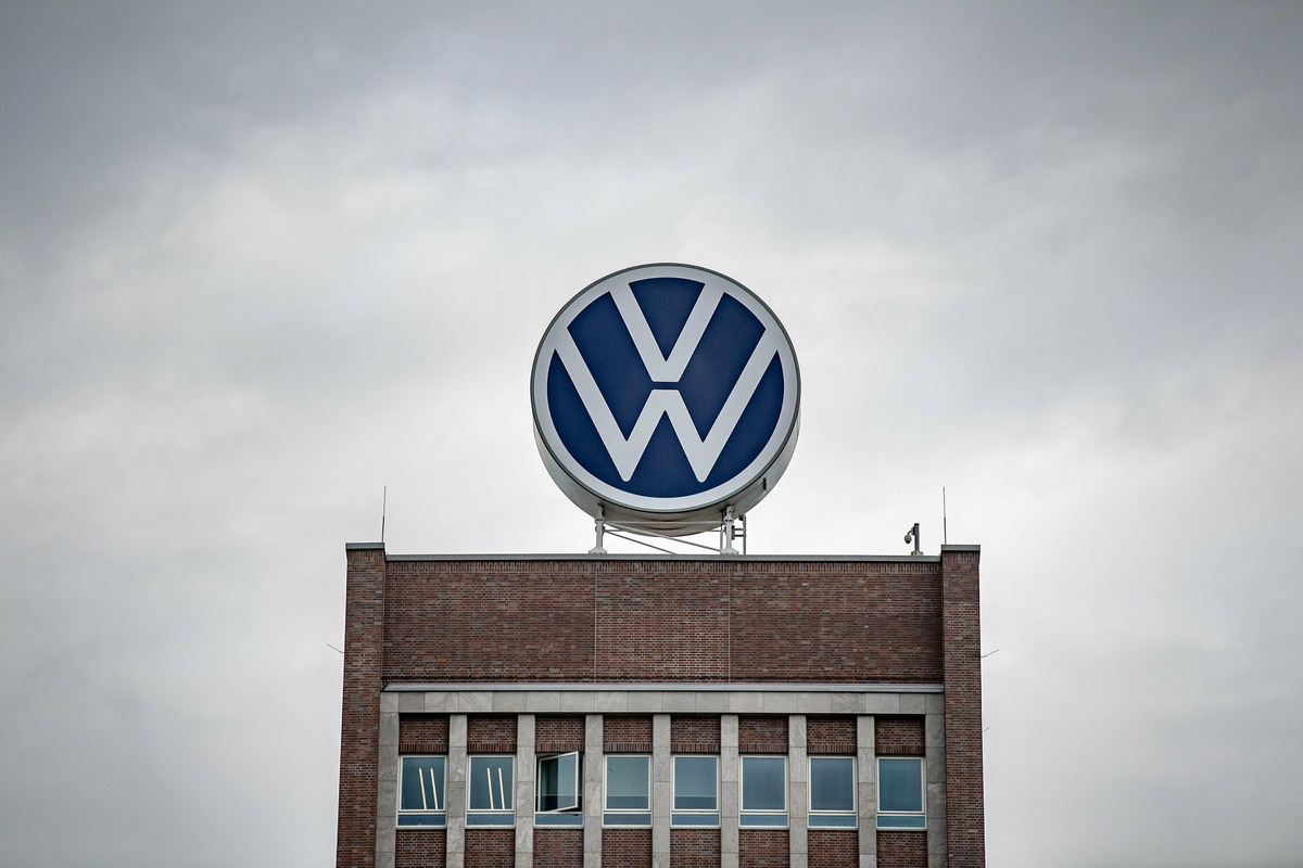 Volkswagen enfrenta un panorama complicado al reducir sus previsiones y alertar sobre más riesgos por la caída de ventas