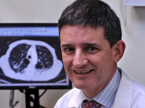 l Dr. José María Echave-SustaetaEste enlace se abrirá en una ventana nueva, jefe del Servicio de Neumología del Hospital Universitario Quirónsalud Madrid.