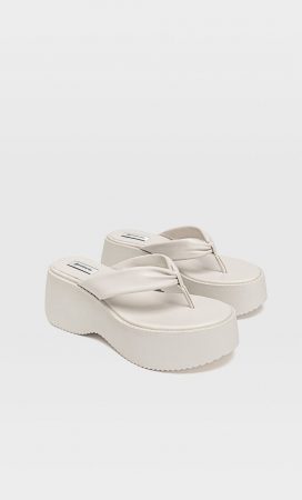 chanclas stradivarius