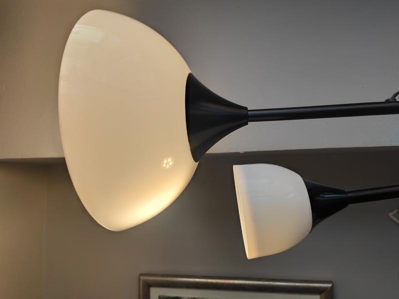 El precio de la luz se toma un respiro y este lunes baja de los 90 euros/MWh