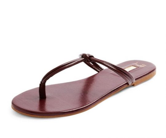 Sandalias marrones de dedo con nudo