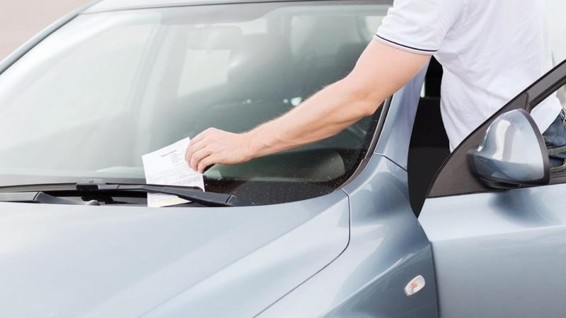 La DGT confirma que no se puede guardar sitio para aparcar: te contamos las sanciones 31 Merca2.es multa aparcar dgt 1 Merca2.es