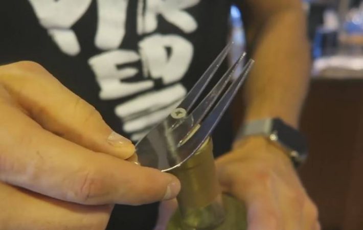 Con un tornillo grueso