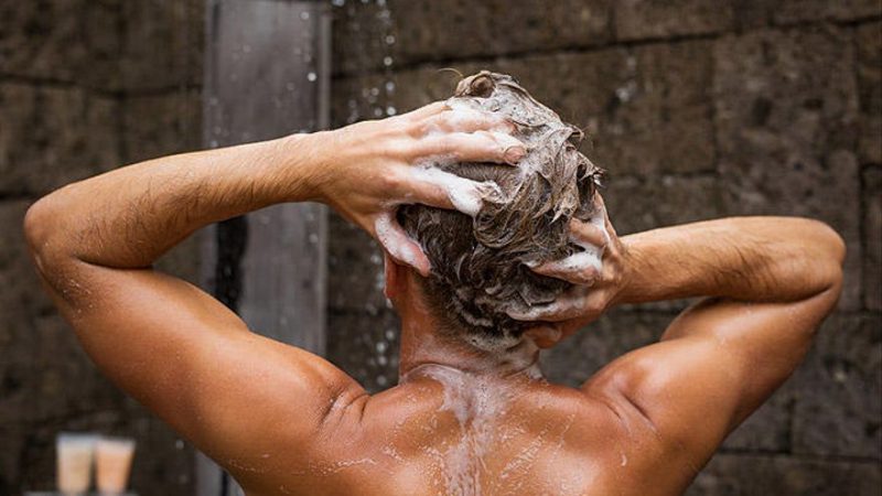 Esto es lo que le pasa a tu pelo si te lo lavas todos los días 17 Merca2.es lavar-pelo-ducha