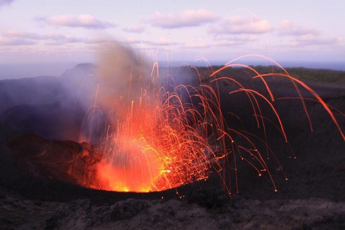 Los ocho volcanes más impresionantes que puedes visitar 23 Merca2.es yasur-volcanes