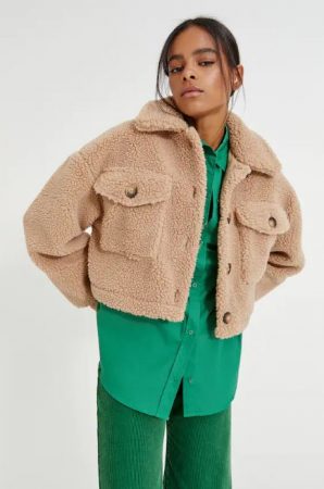 Cazadora borreguillo botones contraste 