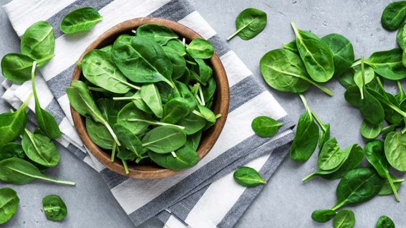 Adiós a la depresión: alimentos que te suben el ánimo de golpe 12 Merca2.es Espinacas alimentos