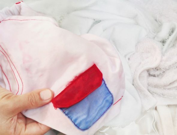 Los errores que siempre cometes cuando pones la lavadora 35 Merca2.es Separa la ropa con manchas