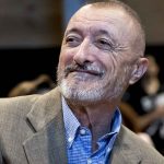 Pérez-Reverte se rinde ante la miniserie española del momento: “Enorme, impresionante”