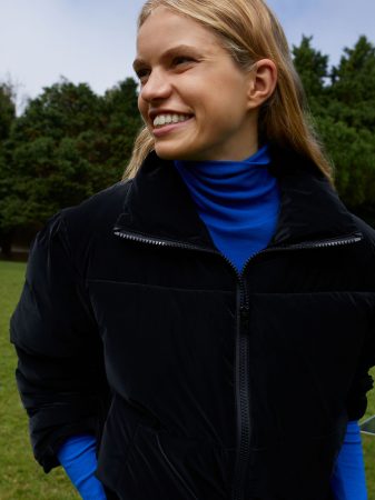 Abrigo acolchado con cuello alto y bolsillos