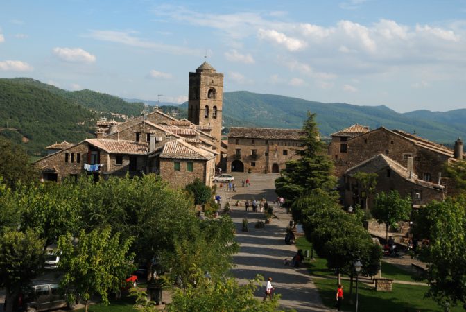 Diez pueblos bonitos de Huesca que tienes que fotografiar este otoño 80 Merca2.es Aínsa, una villa medieval muy conocida