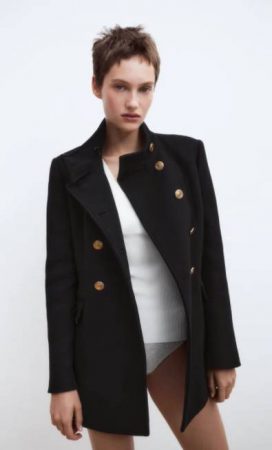 Abrigo con botones dorados