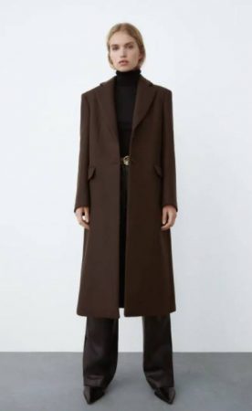 Abrigo con hombreras de Zara