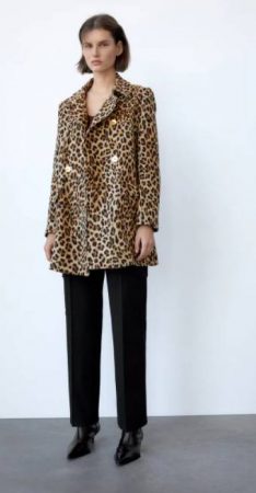 Abrigo print animal de Zara