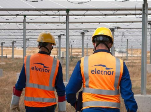 Dos empleados de Elecnor en uno de los proyectos Dos empleados de Elecnor en uno de los proyectos