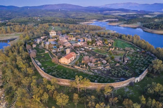 Pueblos bonitos de España que están abandonados 17 Merca2.es granadilla abandonados Merca2.es