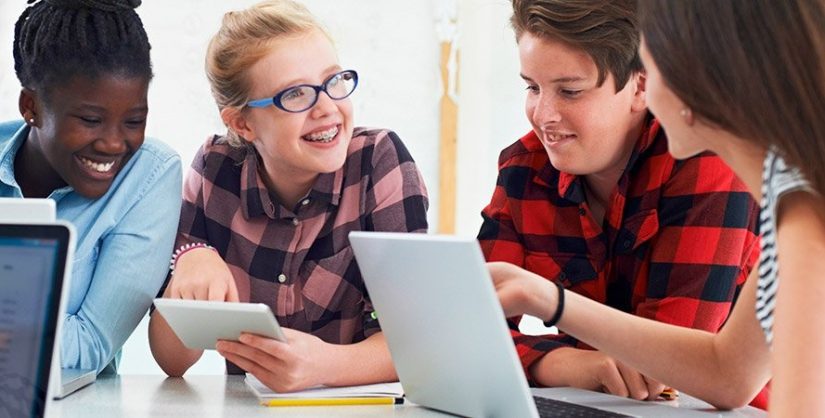 Arturo Pérez-Reverte (74 años), escritor: "Creo que el mayor error de educación en España es prescindir de la historia, la historia es fundamental" 1 Merca2.es La educación como refugio contra la manipulación