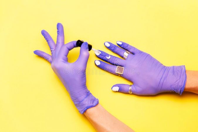 Colócate guantes, pegatinas o cinta adhesiva