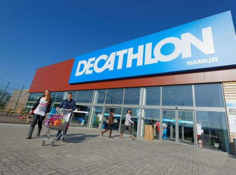 Diez prendas de Decathlon se ha caracterizado por ofrecer unas series de prendas para esta temporada de frío. Por lo que, se ha convertido en una de las tiendas preferidas de muchas personas en esta temporada de invierno. Además, en esta podrán conseguir chaquetas que están en tendencia y con un estilo perfecto para lograr ese estilo que toda persona busca. Forro Polar de Mujer Montaña- Decathlon Es un hermoso forro polar que se ha ecodiseñado de manera cálida/transpirable a bajo precio para salidas ocasionales en montaña. Por lo que, se ha convertido en una prenda preferida para muchas mujeres en esta temporada. Además, les encantará la materia suave de hilo reciclado y su capacidad de aislamiento. Inclusive, es ideal para protegerte del frío en montaña; para que la puedan comprar solo deben entrar a Decathlon por 7,99 €. Forro polar cálido de senderismo Es perfecta para todas las salidas por la ciudad o por la montaña, por lo que es considerada perfecta por muchos hombres. Además, cuenta con tejido polar cálido de poliéster reciclado y componente perlante en la parte superior del busto para acompañar todas tus aventuras. Entonces, para que la puedan comprar solo tienen que entrar a Decathlon por 34,99 €. Chaqueta Polar de Mujer Montaña Senderismo La tienda ha ecodiseñado la chaqueta polar cálida y transpirable a bajo precio, para salidas ocasionales. Además, está elaborado con un suave hilo reciclado y teñido que consume menos agua para los modelos blanco y negro. Este es un forro polar perfecto para protegerlos del frío en montaña. Para que lo puedan comprar solo tienen que entrar a Decathlon por 14,99 €. Jersey de Alpinismo y Montaña Hombre- Decathlon Cuenta con una capa de lana merina para regular la temperatura, la humedad y los malos olores durante el esfuerzo en alpinismo y esquí de travesía. Además, posee un corte ceñido y el componente stretch aportan una libertad de movimientos óptima para salir de aventura. La capucha ajustada se desliza debajo del casco. Si la desean comprar solo deben entrar a Decathlon por 69,99 €. Chaqueta Polar de Mujer Montaña y Senderismo Es una chaqueta NH 150 mullida y práctica para hacer senderismo en la naturaleza con tiempo fresco. El objetivo de la tienda es proponer una chaqueta femenina, práctica y mullida, que protege del frío, entre 10 °C y 13 °C en actividad. Esto se debe gracias al cuello alto y a la espalda larga y 2 bolsillos seguros. Entonces, si desean comprar esta chaqueta solo tienen que entrar a Decathlon por 19,99 €. Chaqueta Polar Hombre de Montaña y Senderismo La tienda ha ecodiseñado esta chaqueta polar cálida y transpirable a bajo precio, para salidas ocasionales en montaña. Una chaqueta polar más respetuosa con el planeta, fabricada en poliéster reciclado. Además, es cálida y ligera, que los aislará del frío en la montaña y es una prenda imprescindible para llevar en la mochila. Para que la puedan comprar solo tienen que entrar a Decathlon por 14,99 €. Sudadera Mujer Montaña y Senderismo MH500 Es una sudadera que cuenta con un forro polar cálido con un corte amplio, para acompañarte en la montaña y en tu vida diaria. Apreciarás especialmente la holgura de las mangas murciélago, y su cuello envolvente. Inclusive, cuando no llevas puesta la capucha, y su tejido suave de hilo reciclado. Entonces, si desean comprar esta sudadera solo tienen que entrar a Decathlon por 34,99 €. Chaqueta Polar Hombre Cálida Montaña y Nieve Es una chaqueta práctica e ingeniosa con sus bolsillos, esta chaqueta polar ha sido concebida para aportar confort y calor durante las salidas de senderismo con tiempo muy frío. Cuenta con un cuerpo abrigado con estilo y con efecto borreguito. La compañera ideal para el senderismo y la vida diaria con tiempo muy frío. Para que la puedan comprar solo tienen que entrar a Decathlon por 44,99 €. Chaqueta polar cálida híbrida de senderismo- Decathlon Esta chaqueta polar híbrida es perfecta para salidas regulares con tiempo frío. Además, es aporte de calor y transpirabilidad con tecnología body-mapping. Asegura el aporte de calor donde más lo necesitas. Componente cortaviento en zonas más expuestas, transpirabilidad localizada para mejor regulación. Entonces, si desean comprarla solo tienen que entrar a Decathlon por 39,99 €. Chaqueta Polar Vela Sailing 100 Hombre Gris Este cálido polar para navegar con tiempo fresco y húmedo, entre 7 y 10 °C, con el máximo confort. Un polar más respetuoso con el planeta, fabricado con poliéster reciclado. Cálido gracias a su cuello alto y ligero a la vez, te aislará del frío en el agua y junto al mar. Para que lo puedan comprar solo tienen que entrar a Decathlon por 19,99 €. para hacer frente al frío por menos de 40 euros Decathlon