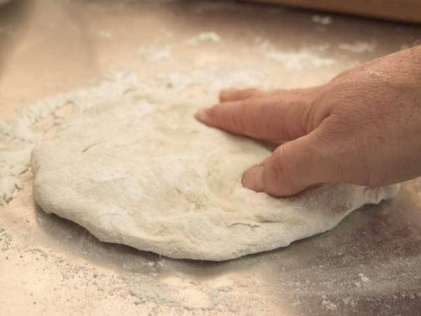 Estirar la masa para la pizza casera