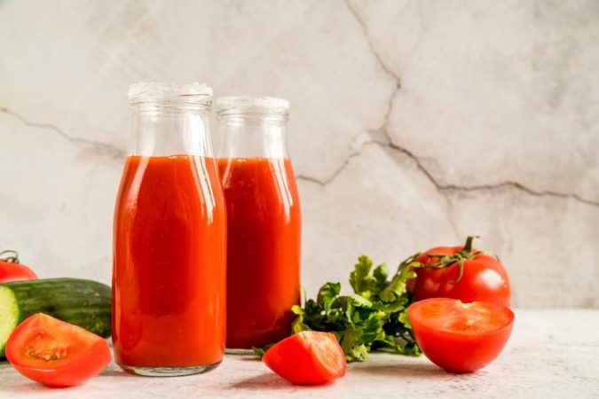 Estos son los alimentos que te quitan la resaca al momento 76 Merca2.es Jugo de tomate Merca2.es