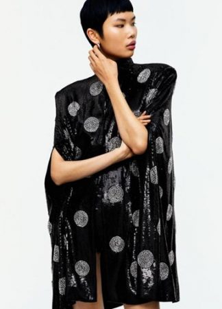 La nueva colección de H&M destila lujo por todos lados y está llena de vestidos, blusas y faldas 62 Merca2.es Vestir con estilo sin gastar mucho: el secreto de las expertas son los vestidos, las faldas y las blusas con estilo