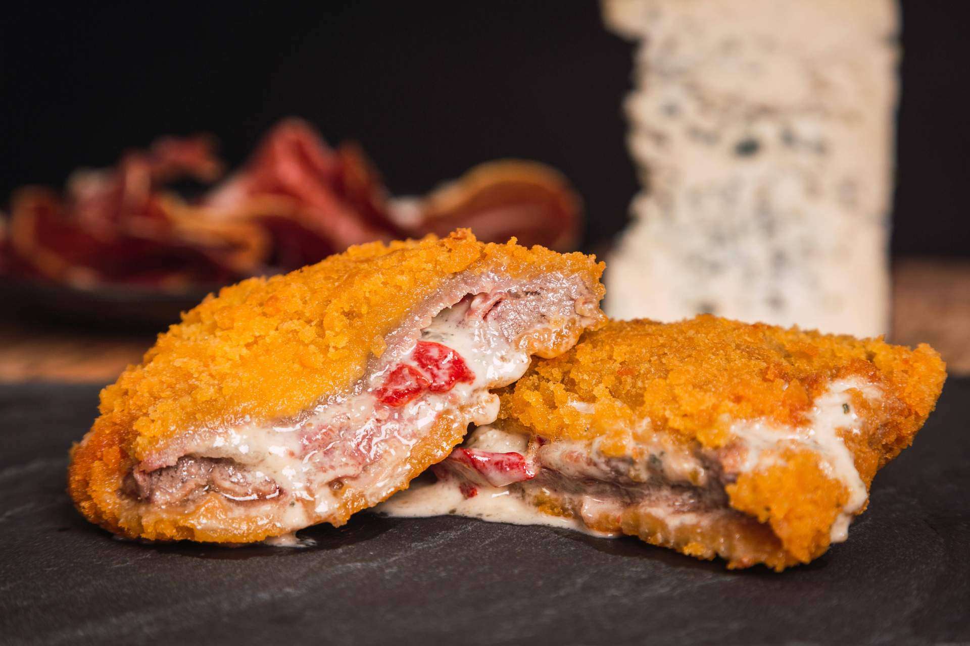 Uno de los factores clave que diferencia un cachopo original online de Kachopo King, la jugosidad