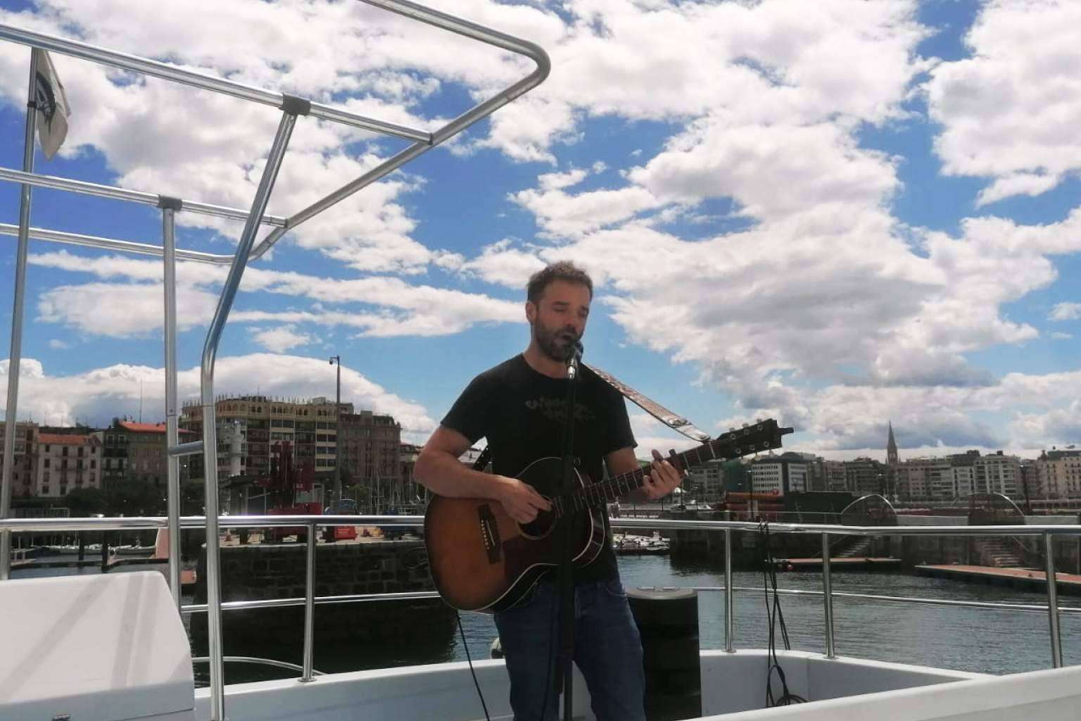 Música en directo a bordo del Catamarán Ciudad San Sebastián