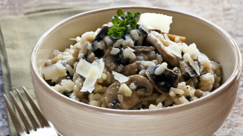 Pica los champiñones y la cebolla