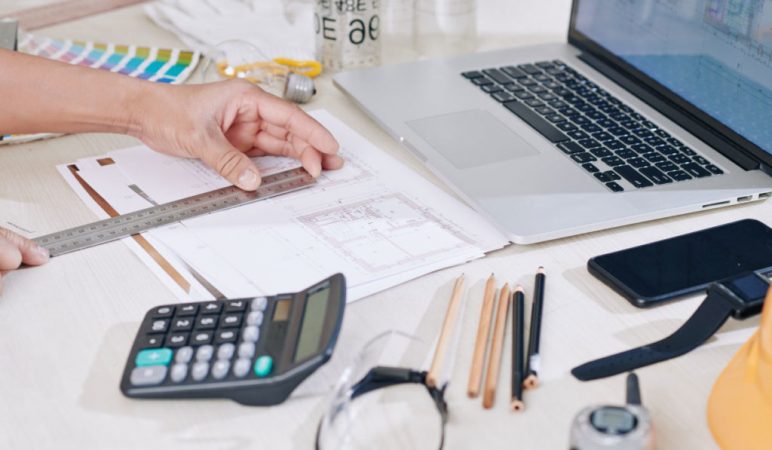 Supervisa los ingresos y los gastos