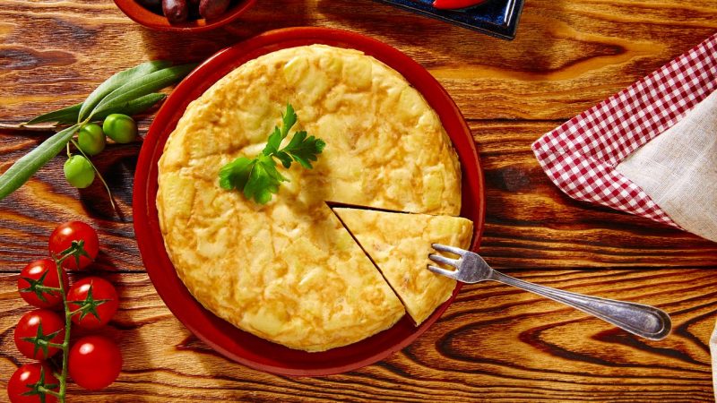 Tortilla de patatas: la receta insuperable de Ferran Adrià, paso a paso 15 Merca2.es ¿Con qué acompañar este plato?