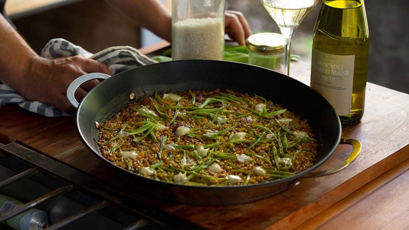 La paella 'francesa' de Gipsy Chef que le da mil vueltas a la valenciana 6 Merca2.es Agua o caldo para la paella francesa de Gipsy Chef