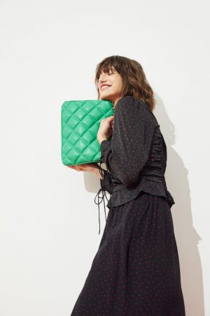 H&M: el vestido por 19,99 euros que no quitarás ni en los días más fríos 32 Merca2.es Blusa de manga puffy con peplo