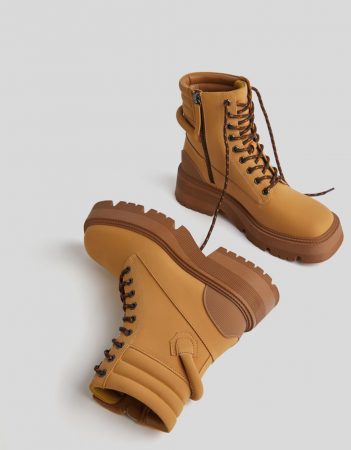 Botines acordonados tipo montaña