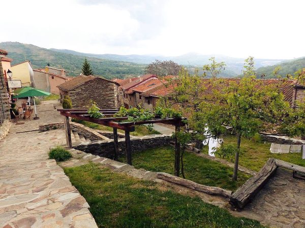 Diez pueblos bonitos cerca de Madrid para hacer una escapada exprés 5 Merca2.es La Hiruela, uno de los pueblos bonitos cerca de Madrid más desconocidos